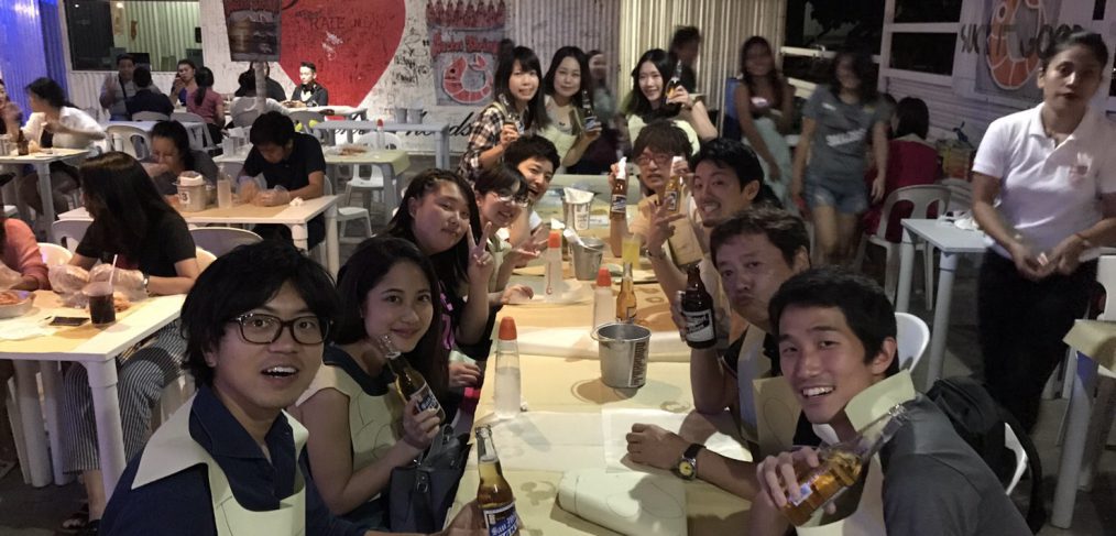 お酒を楽しむ日本人留学生達