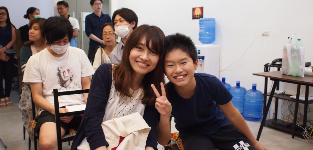 仲良く記念撮影をする親子留学生
